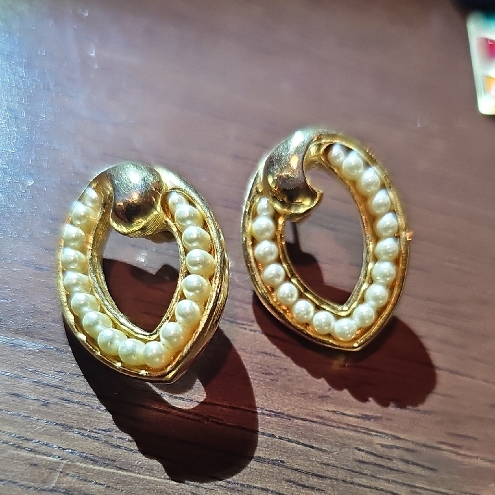 Elegant Gold and Pearl Earrings